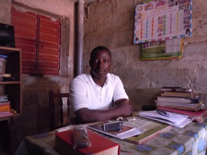 Lang leve de poetsvrouw. Straks ziet mijn bureau er vast net zo netjes uit als deze van een Beninese schooldirecteur. 